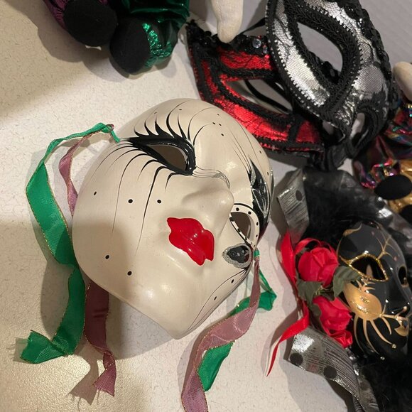 VTG Y2K Mardi Gras 6 PC Lot Masquerade Masks & Harlequin Pierrot Jester Dolls - Picture 4 of 14